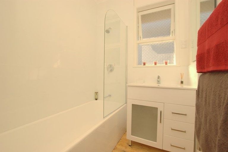 Photo of property in 9 Barnfield Place, Glendene, Auckland, 0602