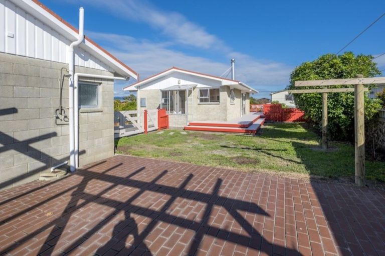 Photo of property in 56 Toi Street, Otaki Beach, Otaki, 5512