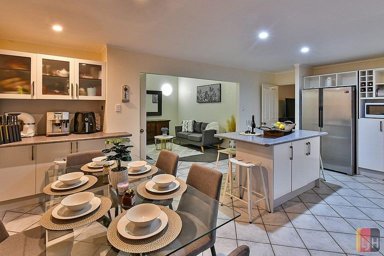 Photo of property in 74 Walter Strevens Drive, Conifer Grove, Takanini, 2112