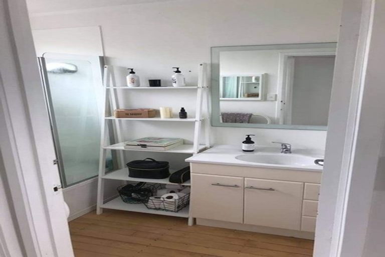 Photo of property in 1/20 Penning Road, Castor Bay, Auckland, 0620