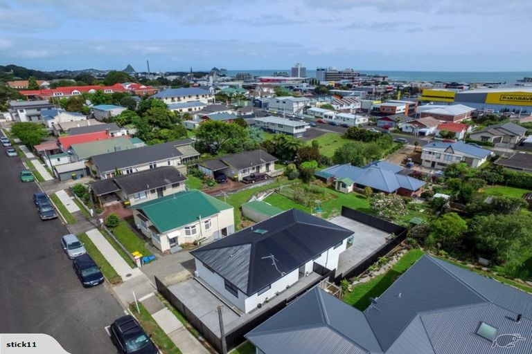 Photo of property in 77 Pendarves Street, New Plymouth, 4310