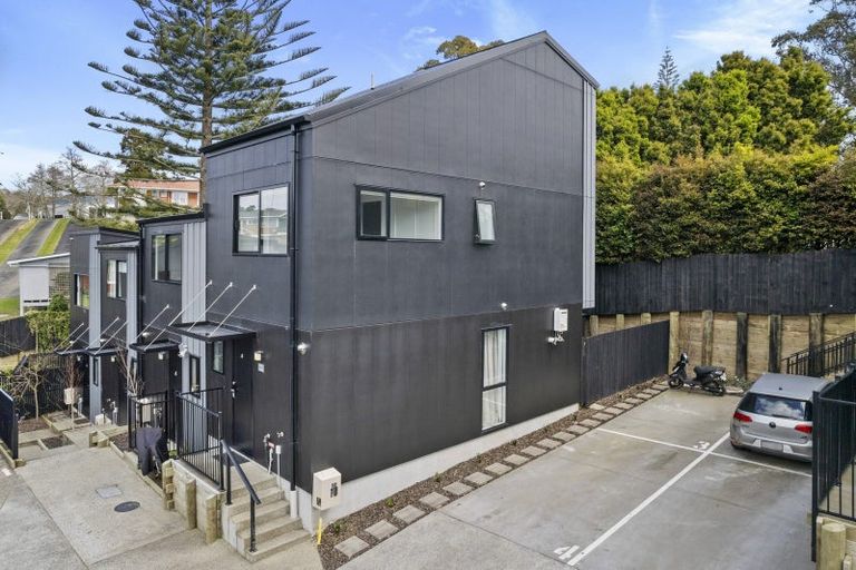 Photo of property in 3/37 Camelot Place, Glenfield, Auckland, 0629