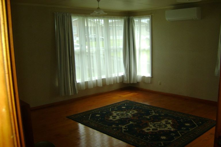 Photo of property in 73 Greenslade Crescent, Northcote, Auckland, 0627