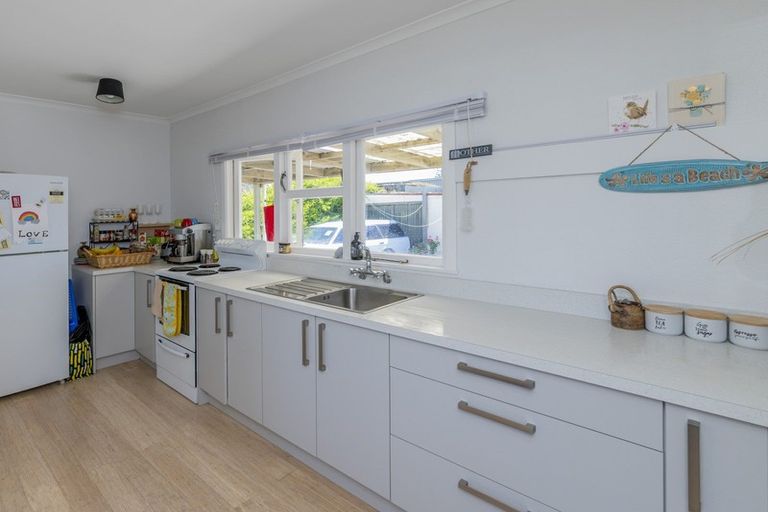 Photo of property in 15 Mahoe Street, Otaki Beach, Otaki, 5512