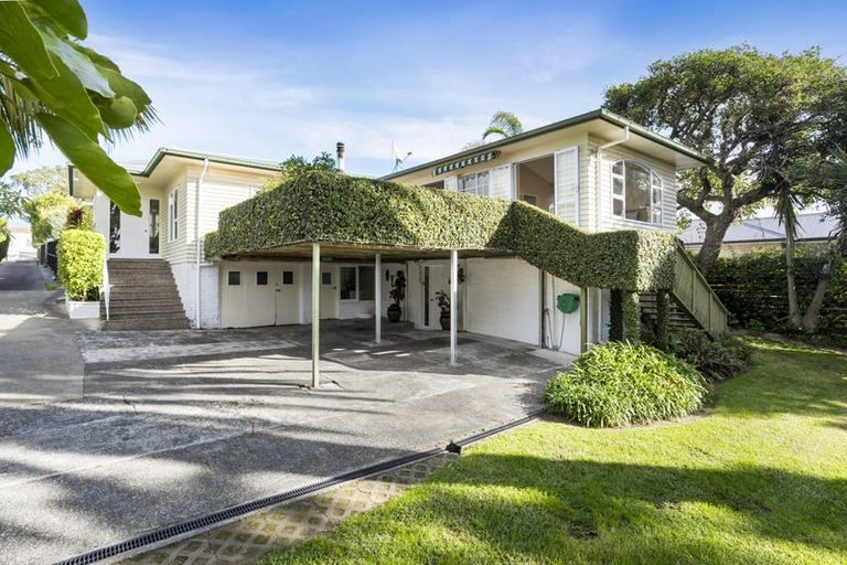 Photo of property in 107 Onewa Road, Northcote, Auckland, 0627