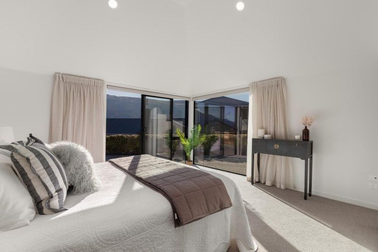 Photo of property in 8 Elizabeth Place, Kelvin Heights, Queenstown, 9300