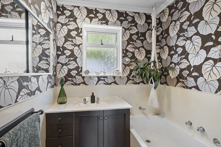 Photo of property in 18 Mount View Place, Spotswood, New Plymouth, 4310