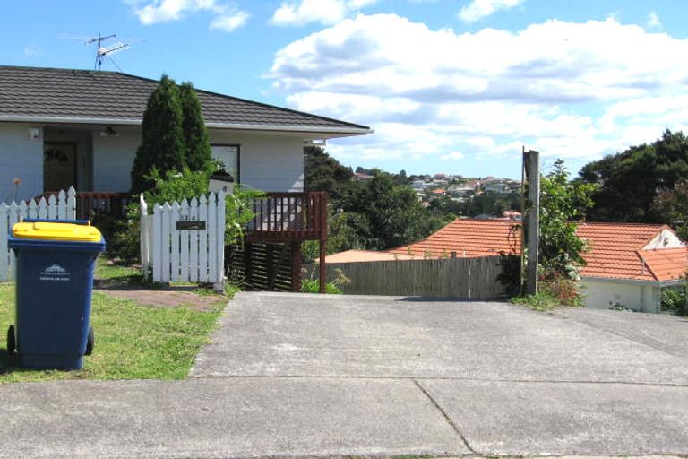 Photo of property in 2/13 Exeter Place, Unsworth Heights, Auckland, 0632