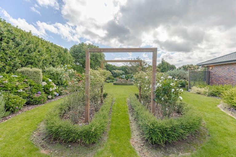 Photo of property in 35 Saint Oswalds Drive, Brunswick, 4571