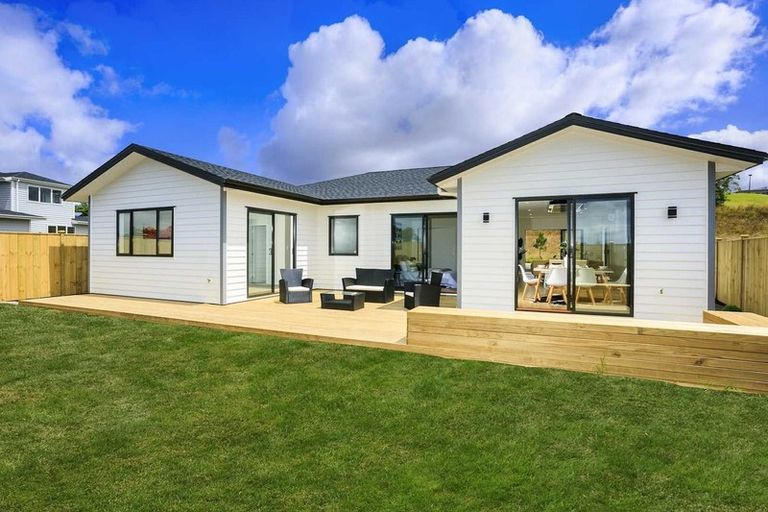 Photo of property in 18 Surf View Crescent, Red Beach, 0932
