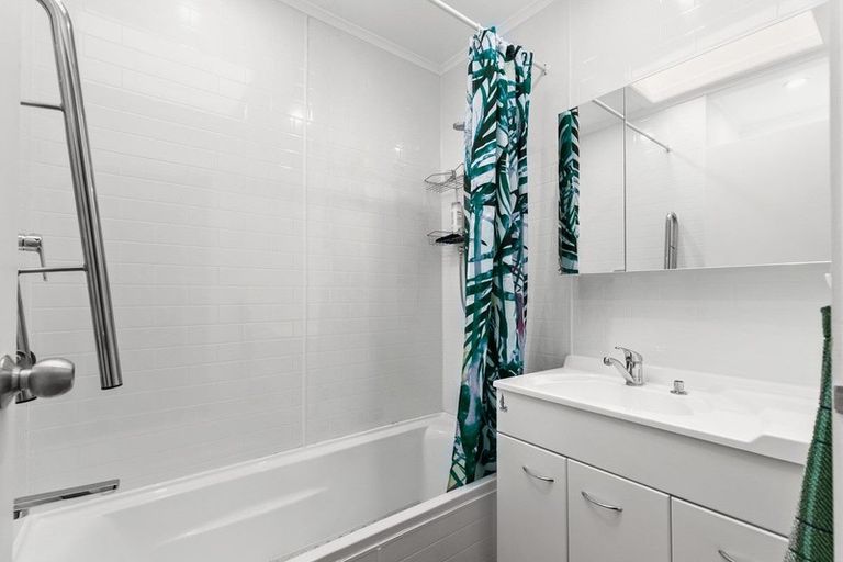 Photo of property in 26 Adam Sunde Place, Glen Eden, Auckland, 0602