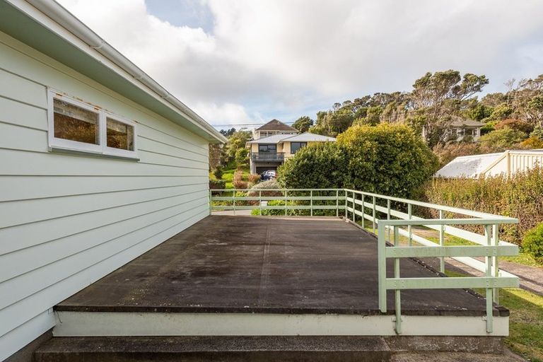 Photo of property in 8 Miles Crescent, Newlands, Wellington, 6037