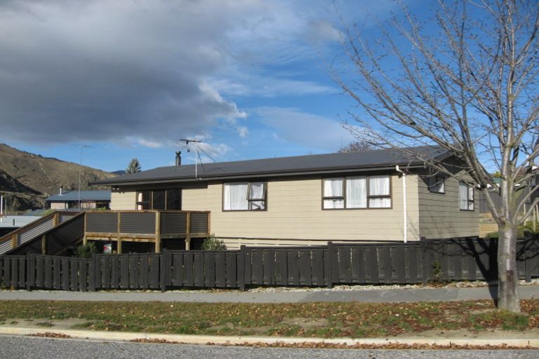 Photo of property in 2 Molyneux Avenue, Cromwell, 9310