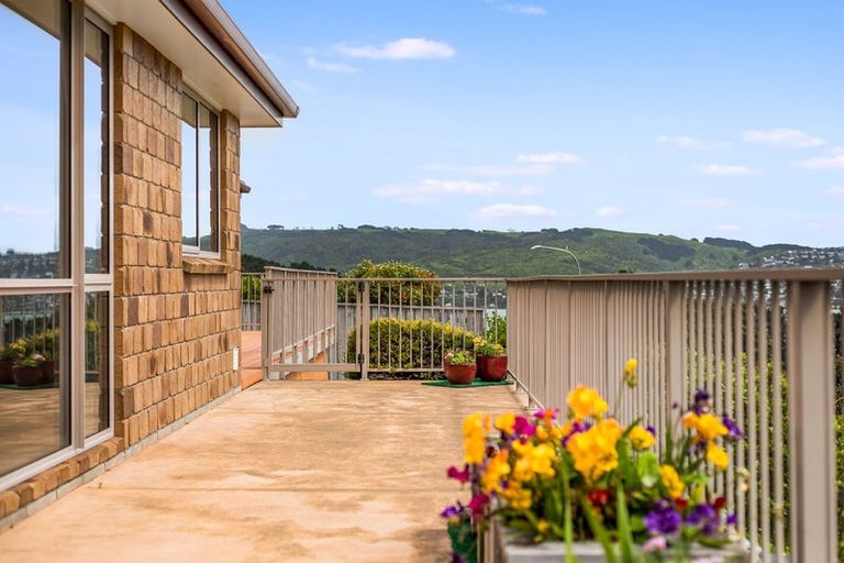 Photo of property in 9 Hollyford Place, Aotea, Porirua, 5024