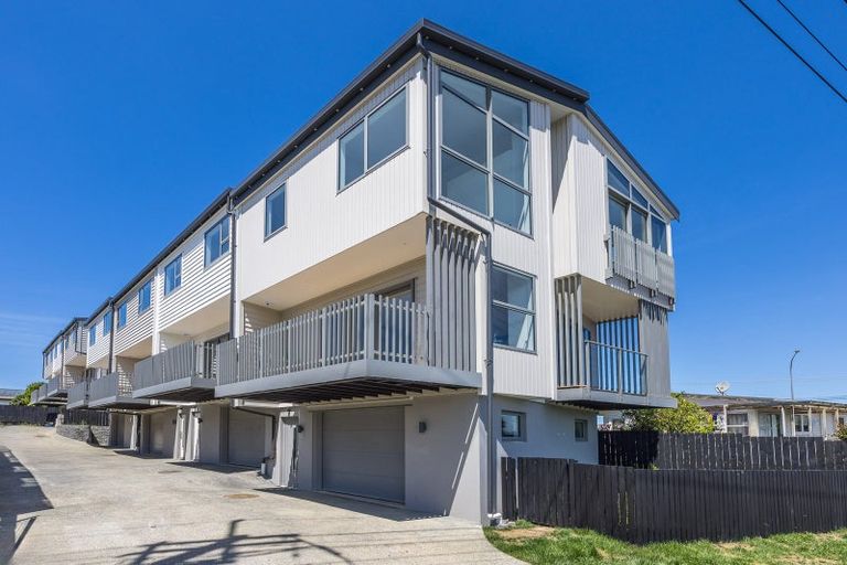 Photo of property in 1/94 Target Road, Totara Vale, Auckland, 0629