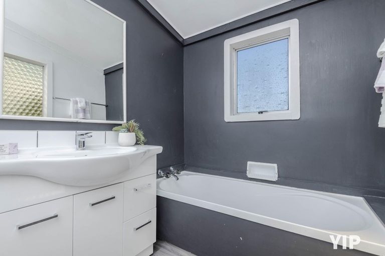 Photo of property in 10 Black Rock Road, Newlands, Wellington, 6037