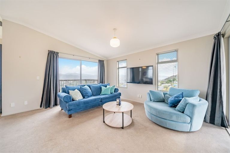 Photo of property in 15 James Nairn Grove, Riverstone Terraces, Upper Hutt, 5018