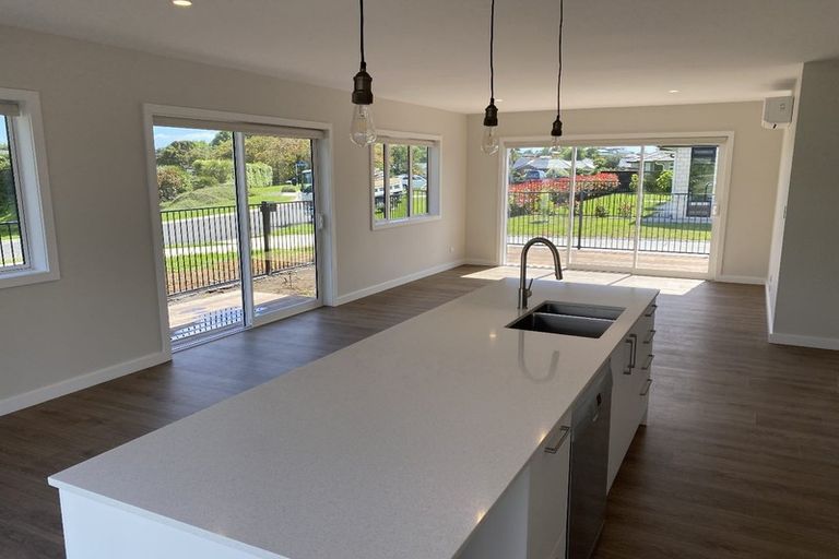 Photo of property in 2 Grove Lane, Omokoroa, 3114