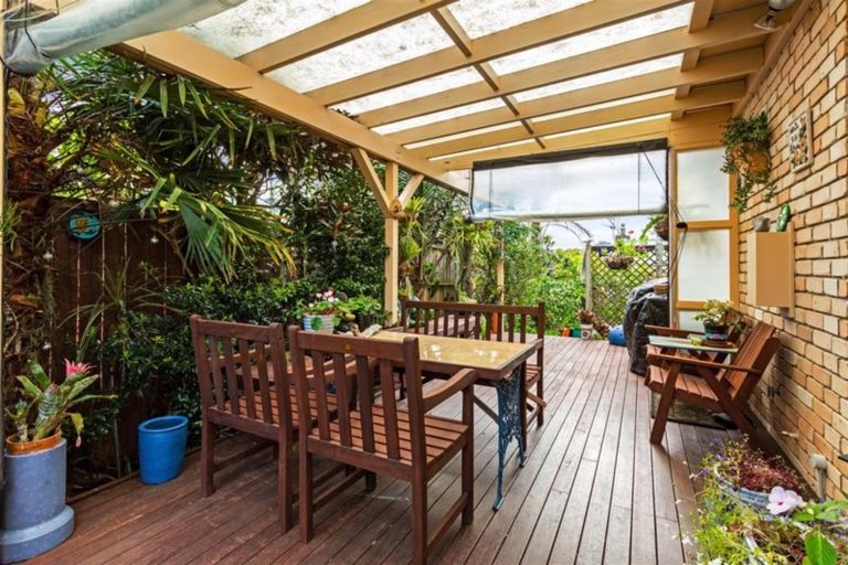 Photo of property in 15b Harrybrook Road, Green Bay, Auckland, 0604