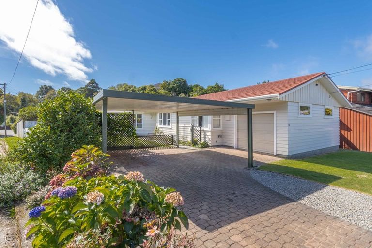 Photo of property in 16 Redwood Avenue, Tawa, Wellington, 5028