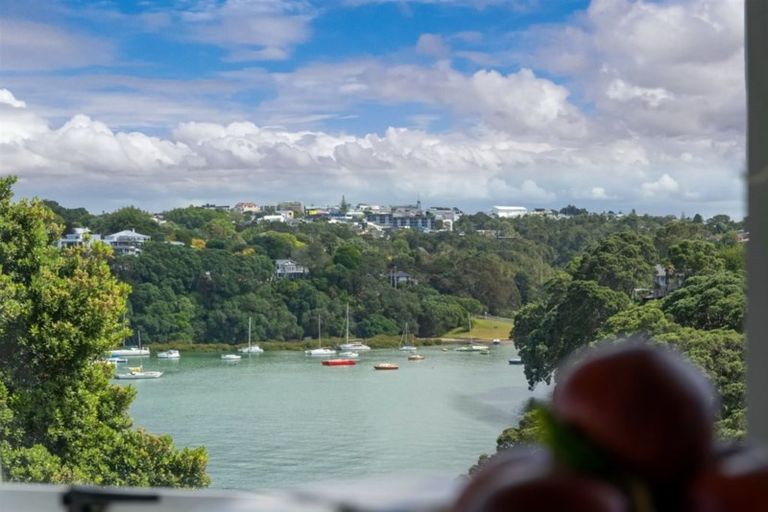 Photo of property in 2/98 Queen Street, Northcote Point, Auckland, 0627