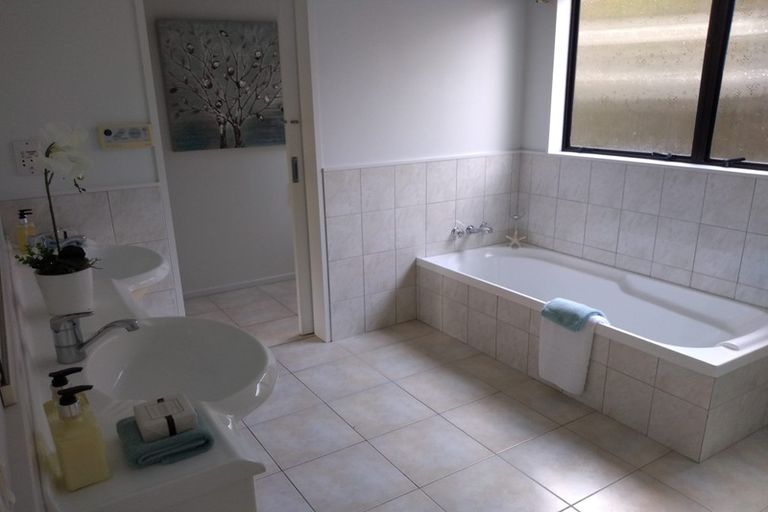 Photo of property in 1/13 Garadice Road, Rothesay Bay, Auckland, 0630