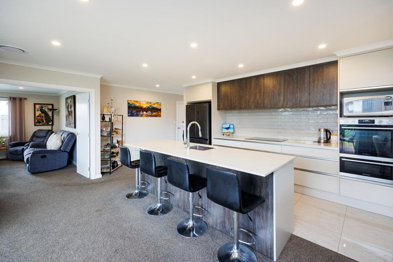 Photo of property in 71 Johnstone Drive, Fitzherbert, Palmerston North, 4410