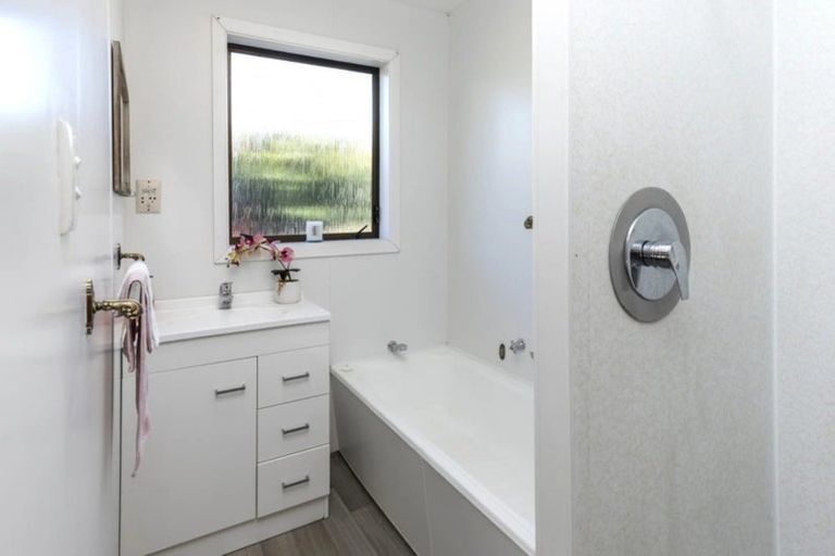 Photo of property in 11 Eglinton Street, Avondale, Christchurch, 8061