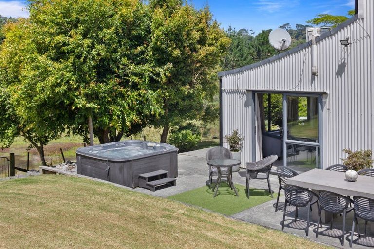 Photo of property in 100 Kauri Crescent, Waimauku, Kumeu, 0891