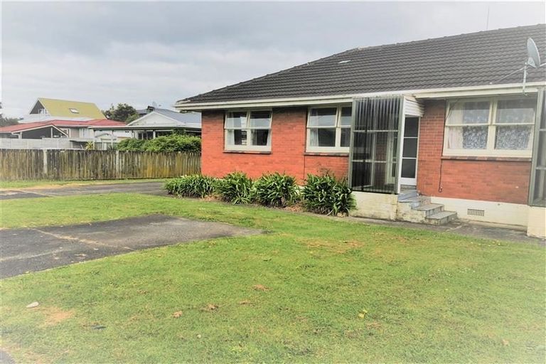 Photo of property in 4/2 Godley Road, Green Bay, Auckland, 0604