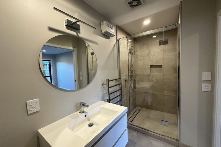 Photo of property in 2/7 Grays Road, Plimmerton, Porirua, 5026