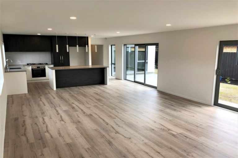 Photo of property in 39 Lumbarda Drive, Kumeu, 0810