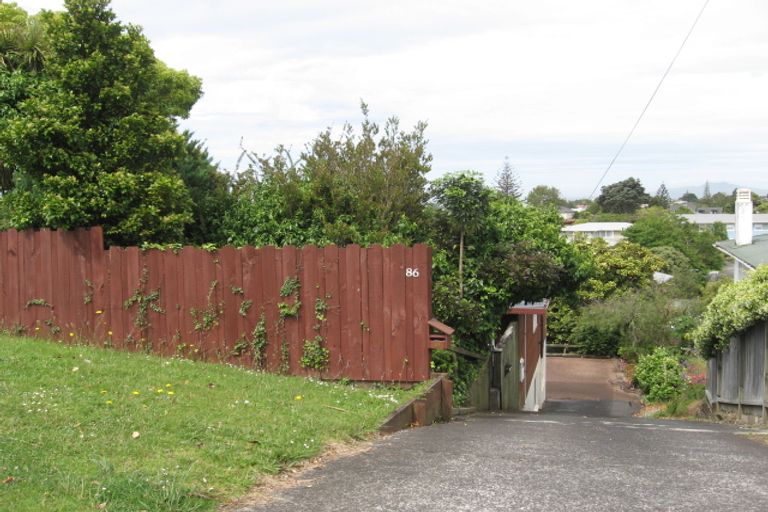 Photo of property in 86 Chivalry Road, Glenfield, Auckland, 0629