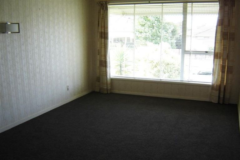 Photo of property in 2/33 Butterworth Drive, Glendene, Auckland, 0602