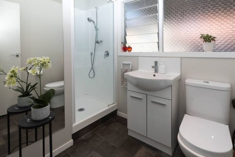 Photo of property in 42a The Esplanade, Eastern Beach, Auckland, 2012