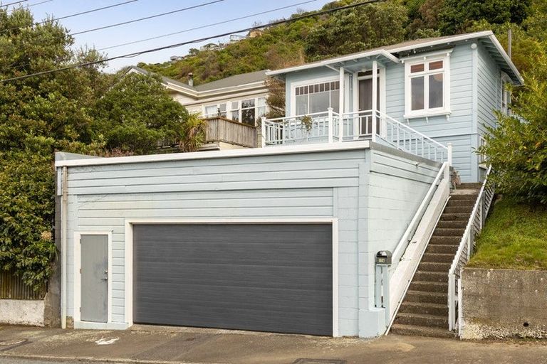 Photo of property in 176 Sutherland Road, Lyall Bay, Wellington, 6022