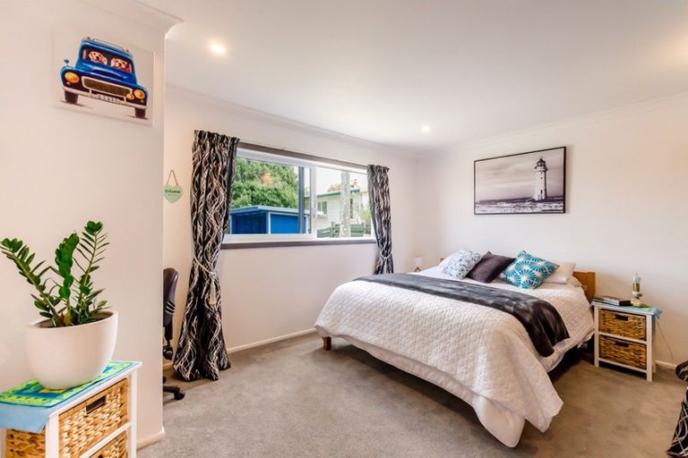 Photo of property in 19 Eruini Street, Waikanae Beach, Waikanae, 5036