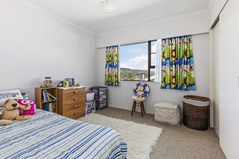 Photo of property in 87 Victory Crescent, Tawa, Wellington, 5028