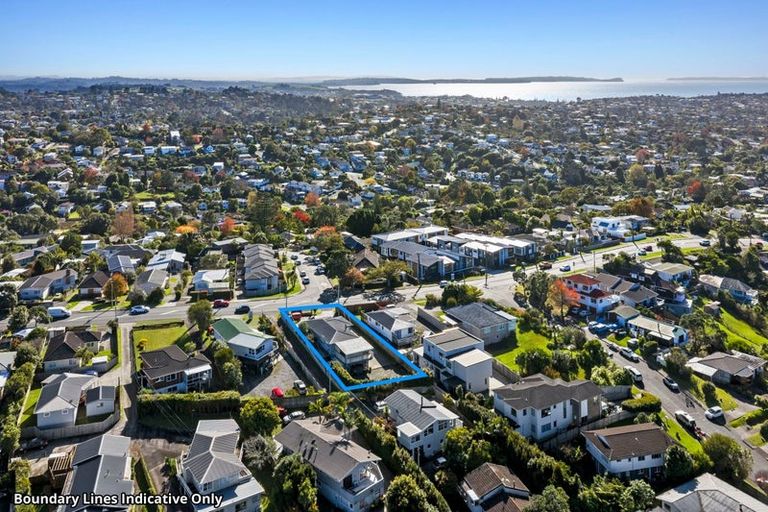 Photo of property in 154 Carlisle Road, Northcross, Auckland, 0632