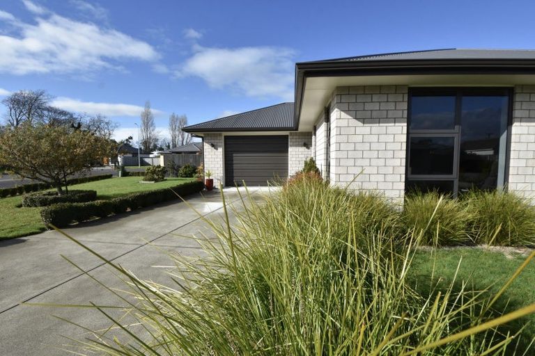 Photo of property in 2 Hereford Drive, Carterton, 5713