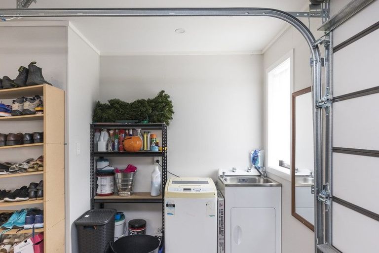 Photo of property in 4 Cyprus Place, Fitzherbert, Palmerston North, 4410