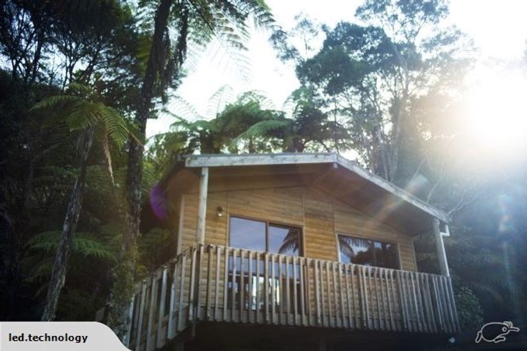 Photo of property in 426 Scenic Drive, Waiatarua, Auckland, 0612