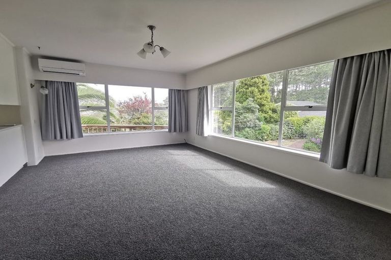 Photo of property in 1/76 Ravenwood Drive, Forrest Hill, Auckland, 0620