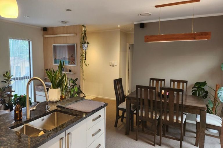 Photo of property in 2 Broadfield Street, Massey, Auckland, 0614