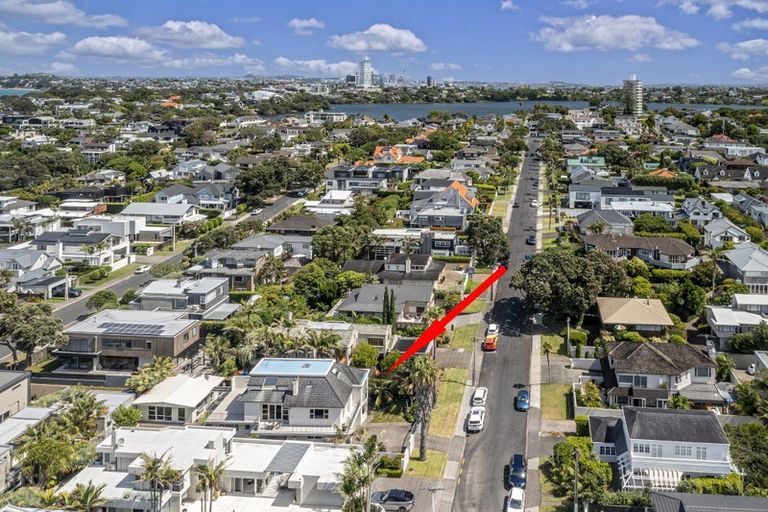 Photo of property in 31 Ocean View Road, Milford, Auckland, 0620