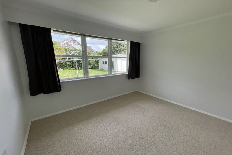 Photo of property in 76 Wikiriwhi Crescent, Awapuni, Palmerston North, 4412