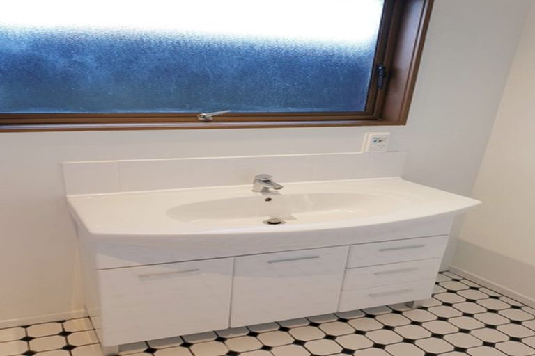 Photo of property in 1/67 Seaview Road, Castor Bay, Auckland, 0620