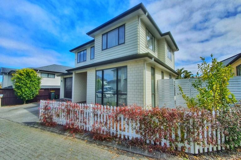 Photo of property in 19a Northcross Drive, Oteha, Auckland, 0632