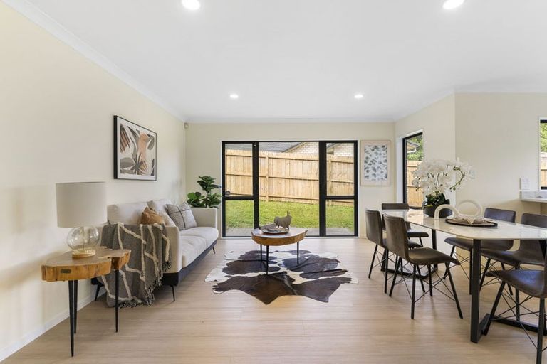 Photo of property in 10 Mediterranean Way, Goodwood Heights, Auckland, 2105