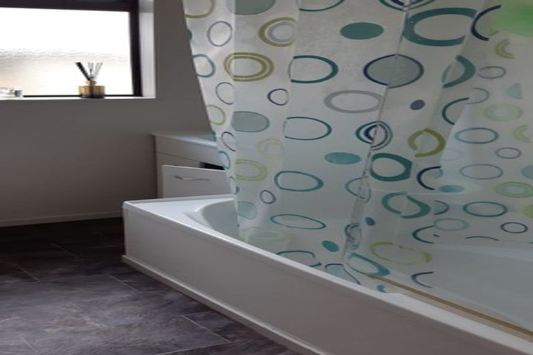 Photo of property in 28 Miriam Corban Heights, Henderson, Auckland, 0612